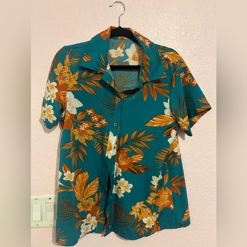 Women’s size small button up Hawaiian shirt.